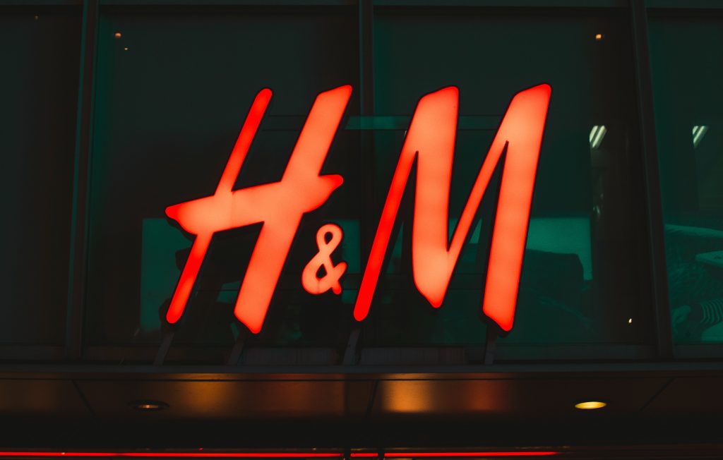 Merek Terkenal Yang Melakukan Kegiatan Produksi di Indonesia - H&M